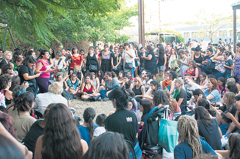 Una de las asambleas preparatorias del Paro que se realizaron en la Mutual Sentimiento, donde se reunieron más de 1.500 personas cada viernes previo al 8M.