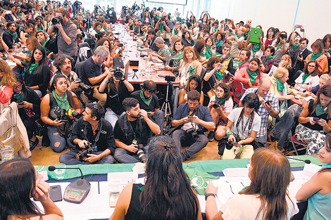 La enorme sala C del segundo piso del Anexo estaba plena de militantes, legisladores, periodistas. (Fuente: Télam)