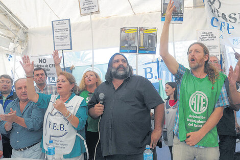 “El gobierno debe hacer una propuesta digna, superior al 20 por ciento de aumento”, dijo Roberto Baradel, uno de los oradores.