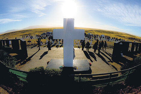 El cementerio de Darwin, en las islas Malvinas, ayer durante la emotiva ceremonia con los familiares.