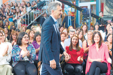 “Gracias a todas las mujeres que han hecho posible que sea un hombre feliz”, fue el sorpresivo saludo de Macri. (Fuente: Télam)