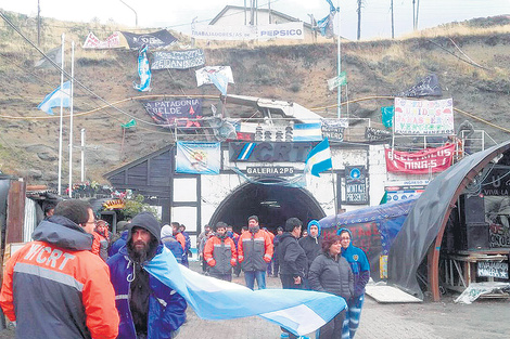 En la asamblea realizada en la entrada de la mina los trabajadores reclamaron las reincorporaciones.