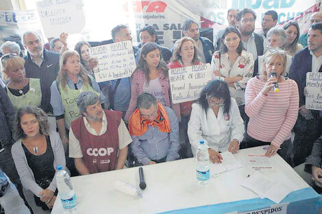 Los trabajadores del hospital Posadas denuncian su posible privatización.