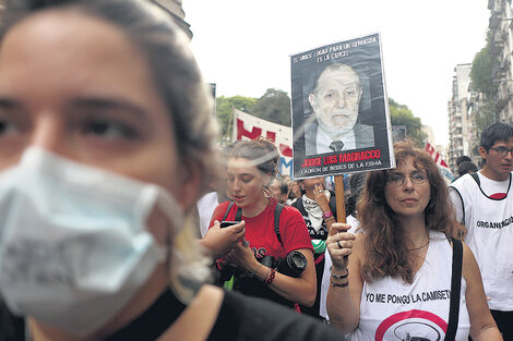 Tras las rejas de la condena social