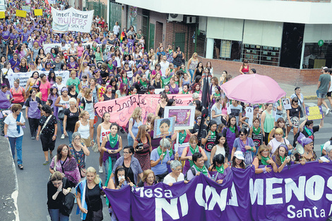 Santa Fe y Córdoba, multitudes de mujeres en marcha.