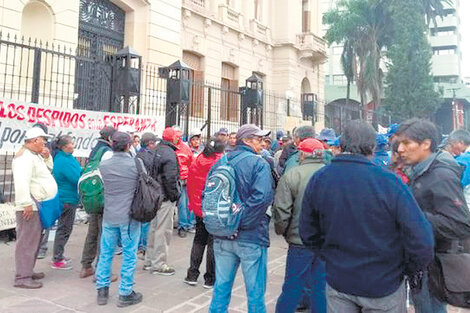 Antes del pase de manos, cientos de trabajadores fueron despedidos.