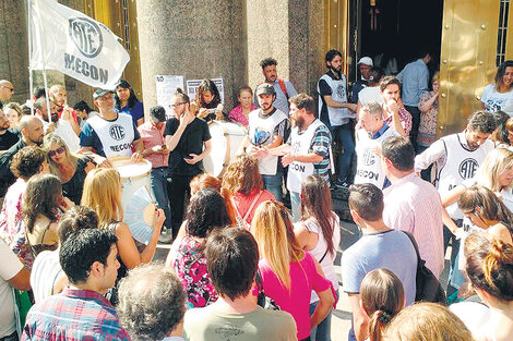 Trabajadores del Palacio de Hacienda, a quienes ayer se les impidió el ingreso al edificio.