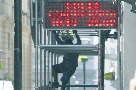 El dólar terminó la semana en 20,54 pesos, precio que no se disparó porque el Banco Central está liquidando reservas en cantidad.