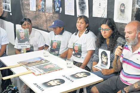 Los miembros de ambas familias, con el Colectivo de artistas por la memoria, verdad y justicia. (Fuente: Gustavo Zaninelli)