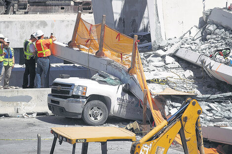 La estructura de cemento que cayó tenía 53 metros de largo.