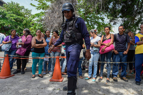 Familiares de los presos esperaban información afuera de la comisaría de policía.