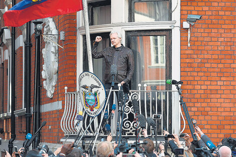 Assange en el balcón de la embajada ecuatoriana en Londres en mayo de 2017.