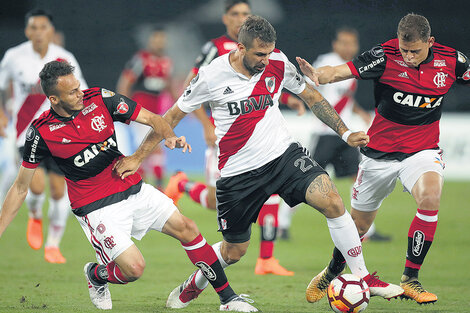 Pratto da pelea entre dos jugadores brasileños. El delantero jugó demasiado aislado.