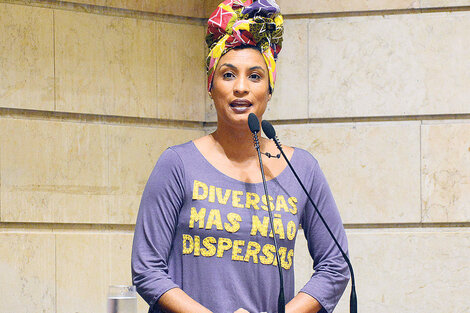 Marielle Franco en una sesión del concejo deliberante de Río de Janeiro. “Diversas pero no dispersas”, dice su camiseta.