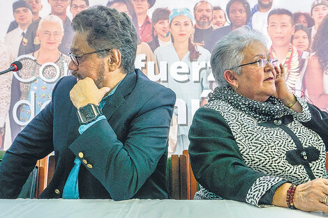 Ivan Márquez e Imelda Daza anunciaron el retiro de la fórmula presidencial de las FARC ayer en Bogotá.