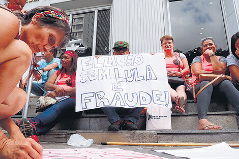 Simpatizantes de Lula protestaron frente al edificio del Tribunal Federal de Porto Alegre.