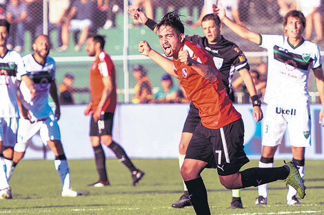 Benítez festeja el primer gol de Independiente que marcó tras la habilitación de Meza.