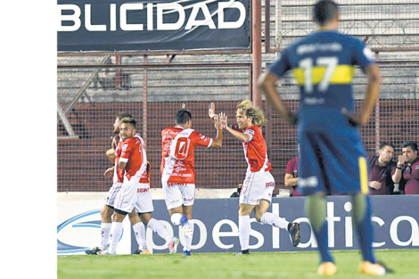 Alexis Mac Allister abrió el camino a la victoria de Argentinos, conectando un centro de Cabrera.