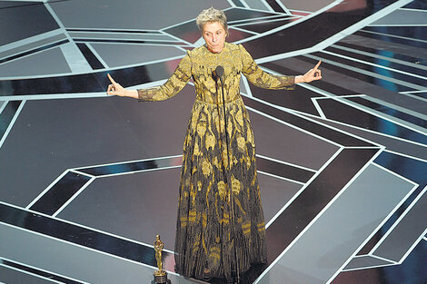 Con el Oscar por el piso, Frances McDormand arengó a las mujeres presentes en el Dolby Theatre. (Fuente: AFP)