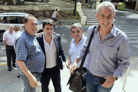 Ratner (de municipales), el edil Toniolli, y Donello y Cerra de la UOM en la intendencia. (Fuente: Sebastián Joel Vargas)