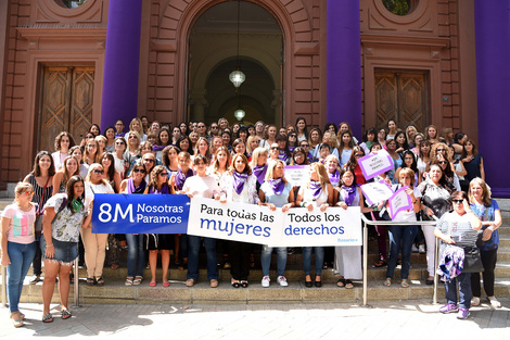 Desde las escalinatas del municipio, Fein posó junto a trabajadoras municipales.