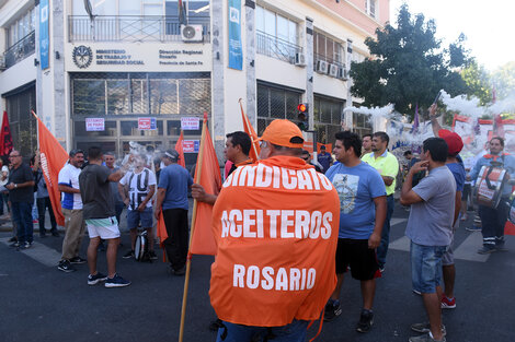 Los aceiteros coraton el tráfico ayer en la esquina de San Lorenzo y Ovidio Lagos. (Fuente: Sebastián Granata)