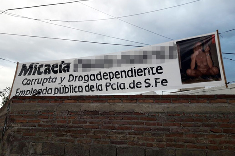 El agresor colocó carteles agraviantes en la zona donde vive la víctima.