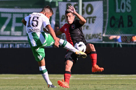 El pibe Torres clavó un golazo, pero Penel el árbitro lo anuló por un off side que no existió. (Fuente: Télam)