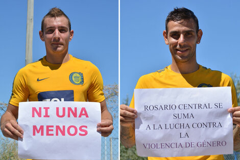 Ruben y Herrera posaron ayer con carteles en apoyo a la lucha por la igualdad de género.