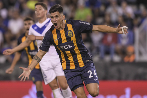 Alfonso Parot festeja el gol que puso a Central en igualdad en el primer tiempo. (Fuente: Télam)