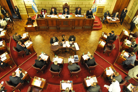Senadores buscan apoyo partidario