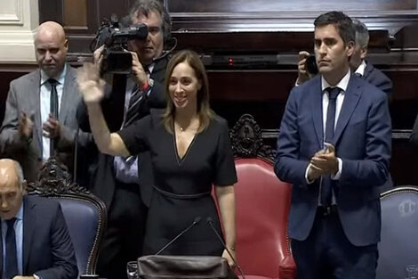 La gobernadora saluda tras su discurso en La Plata.