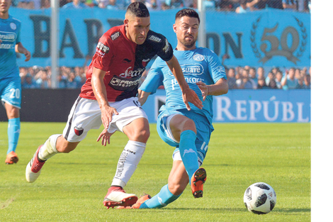 Duelo en el mediocampo.