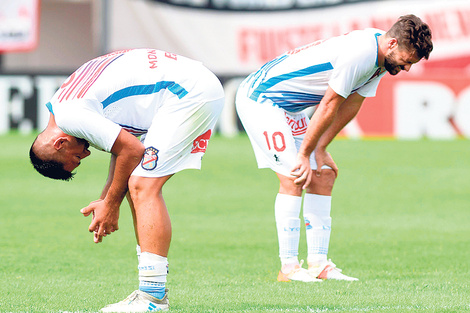 El dolor de los jugadores de Arsenal, tras el empate con Chacarita, antes de conocer el resultado de Patronato.