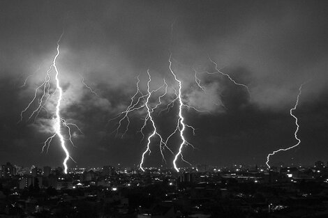 Dos personas murieron electrocutadas en medio del temporal