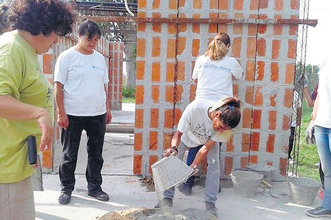 Las mujeres beneficiarias del programa Ellas Hacen reclaman seguir trabajando.