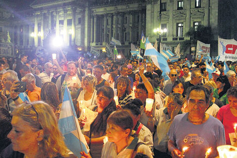 Varios dirigentes opositores se sumaron ayer a la marcha de las velas contra el tarifazo.