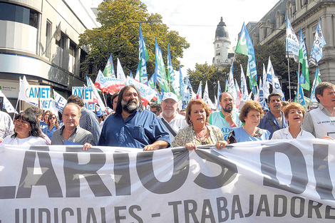 Miles de manifestantes marcharon ayer al edificio de la gobernación bonaerense.