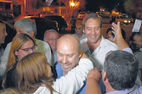 El electo intendente Carlos Vazzana y Martín Soria, durante los festejos el domingo en Villa Regina.