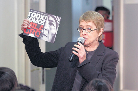 La cantante Teresa Parodi, encargada de abrir la presentación del libro sobre Sala en el Instituto Patria.