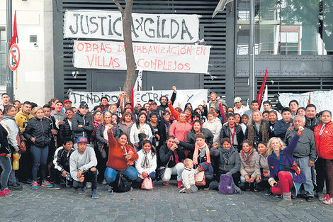 Los vecinos de la 21-24, en el acampe frente al Instituto para la Vivienda, en reclamo por Gilda.