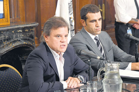 Enrique Sacco (der.), pareja de la periodista fallecida, junto al abogado Diego Pirota.