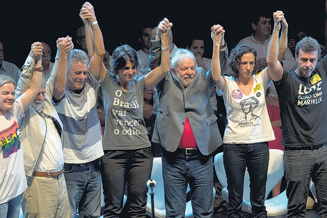 Gleisi Hoffmann, Celso Amorim, Chico Buarque, en el escenario junto a Lula.