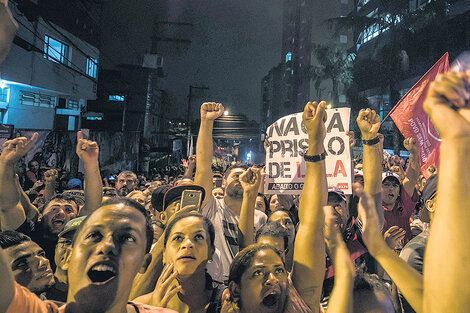 Simpatizantes de Lula se manifiestan frente al sindicato metalúrgico en São Bernardo, estado San Pablo, la ciudad donde vive el ex presidente.