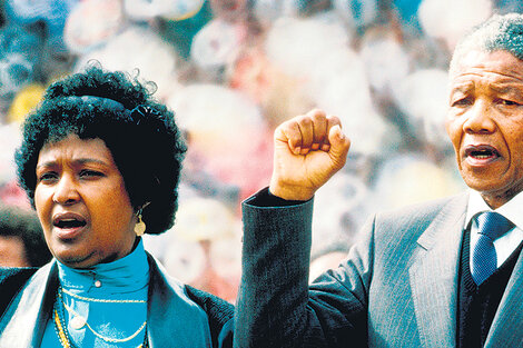 La imagen de Winnie cuando liberaron a Nelson Mandela.