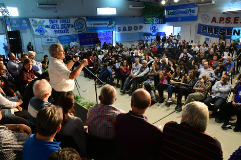 El pleno de más de 400 sindicalistas coincidió en la necesidad urgente de un plan de emergencia.