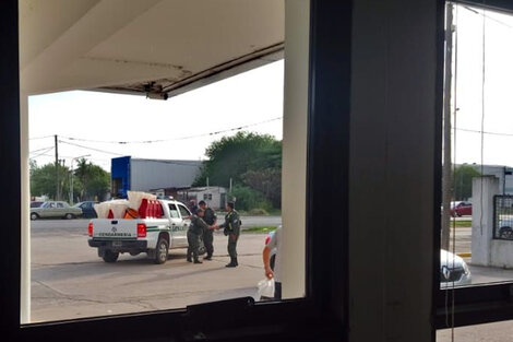 Los gendarmes se apostaban ayer en la planta de la ex Refinería San Lorenzo. (Fuente: Foto Gentileza Diario Síntesis.)