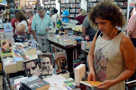 La gente desbordó las librerias rosarinas atraída por los precios y el ambiente festivo. (Fuente: Andres Macera)