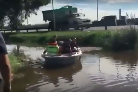 En el agua pero lejos de los inundados