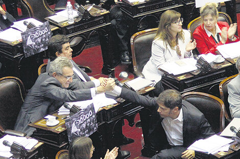 Agustín Rossi saluda a Axel Kicillof después de su intervención durante la sesión especial.